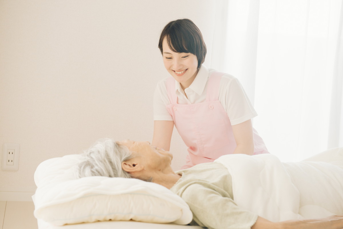 福島で訪問看護（訪問はりきゅう）を受ける高齢の女性