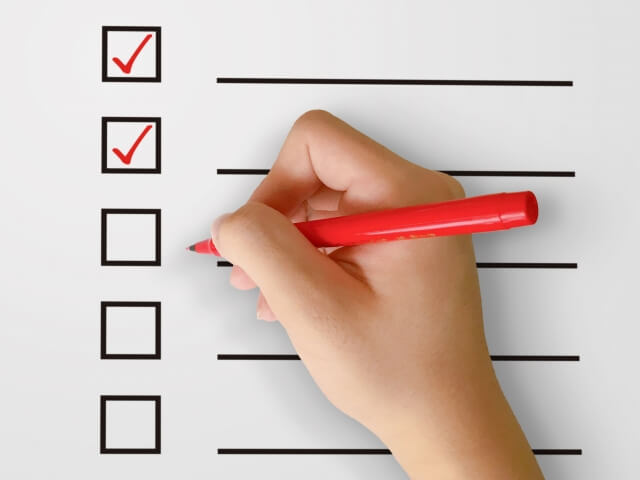 認知症の方へのスタッフの接遇をチェックする